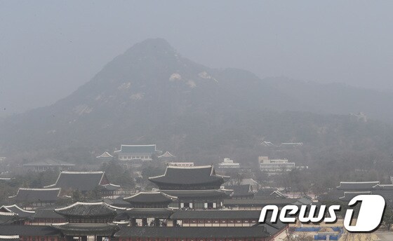 전국 대부분 지역에서 미세먼지가 '나쁨'을 보이고 있는 25일 오전 서울 북악산이 뿌옇게 보이고 있다. 2018.3.25/뉴스1 © News1 박지수 기자
