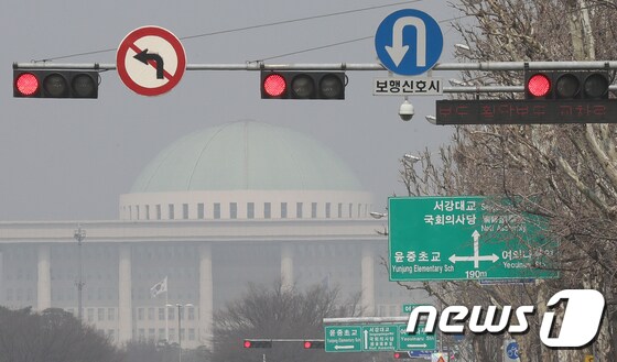미세먼지로 덮인 국회의사당. 뉴스1 © News1 민경석 기자