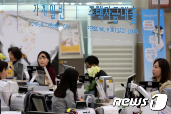 서울의 한 은행 대출창구에서 직원들이 업무를 보고 있다. /뉴스1 © News1 임세영 기자