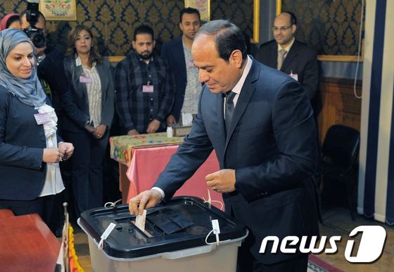 26일(현지시간) 투표하는 압델 파타 알 시시 이집트 대통령. © AFP=뉴스1