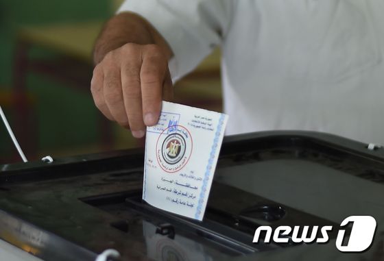 투표용지를 투표함에 넣는 이집트 유권자. © AFP=뉴스1