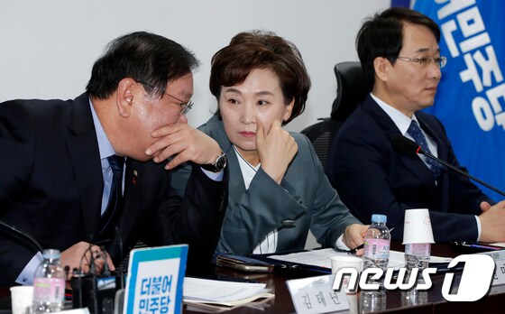 김현미 국토교통부 장관(가운데)과 김태년 더불어민주당 원내대표(왼쪽). © News1 안은나 기자