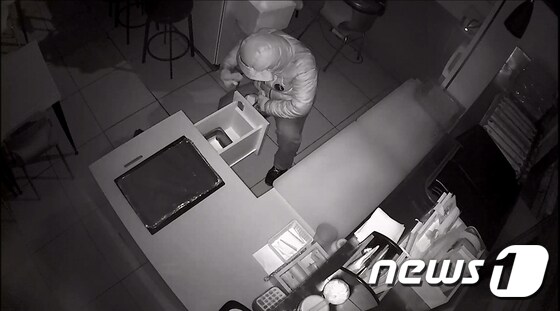지난 14일 새벽 경기 성남시의 한 김밥집에 침입한 A씨가 금고에서 현금을 훔치는 장면. /제공=일산동부경찰서 © News1