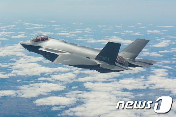 한국공군의 F-35A 1호기가 시험비행을 하고 있는 모습. (방위사업청 제공) 2018.3.29/뉴스1