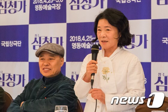 안숙선 명창(오른쪽)이 28일 서울 중구 한국프레스센터에서 열린 창극 '심청가' 제작발표회에서 