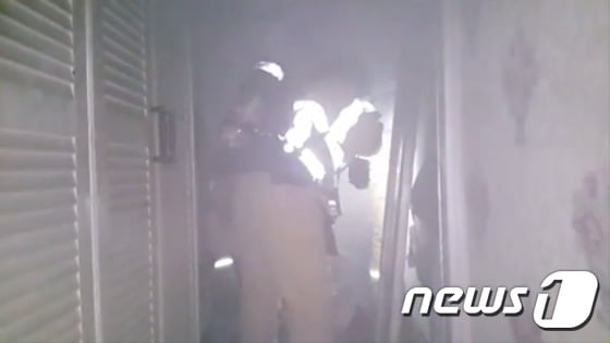 29일 오전 5시 39분쯤 부산 동래구 수안동에 있는 한 아파트 1층에서 불이나 A씨(45)와 A씨의 아들 3명이 숨졌다. 소방대원들이 A씨의 아파트 주거지에서 화재를 진압하고 있다.(부산소방본부 제공)© News1