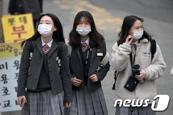 학생들이 미제먼지 마스크를 쓰고 등교하고 있는 모습(뉴스1 DB)  © News1