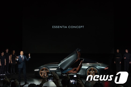 29일(현지시각) 미국 뉴욕 제이콥 재비츠 센터에서 열린 ‘2018년 뉴욕 국제 오토쇼'에서 맨프레드 피츠제럴드 제네시스사업부 전무가 전기차 기반 콘셉트카 ‘에센시아 콘셉트(Essentia Concept)’를 소개하고 있다. (제네시스 브랜드 제공) 2018.3.29/뉴스1