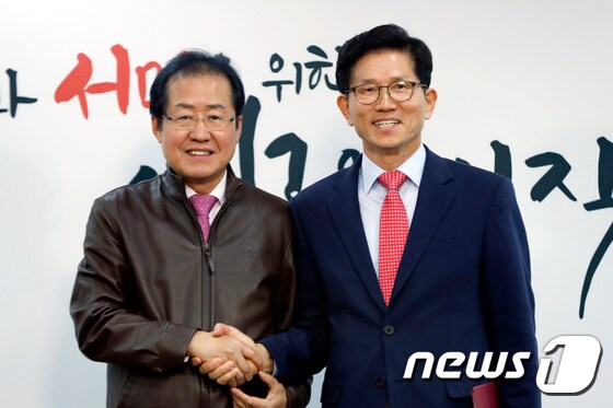 홍준표 자유한국당 대표(왼쪽)와 김문수 전 경기도지사. 뉴스1 © News1 안은나 기자