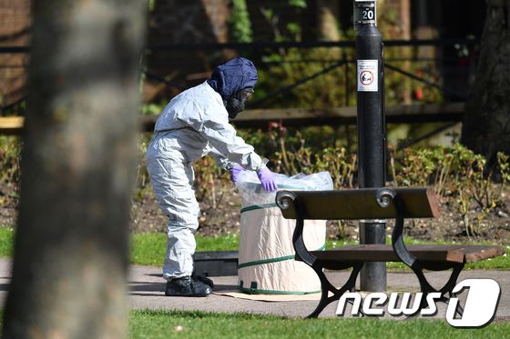 독성물질 피격에 당한 이중 스파이 출신 스크리팔과 그의 딸이 발견된 공원에서 16일(현지시간) 조사가 진행되고 있다. <자료사진> © AFP=뉴스1