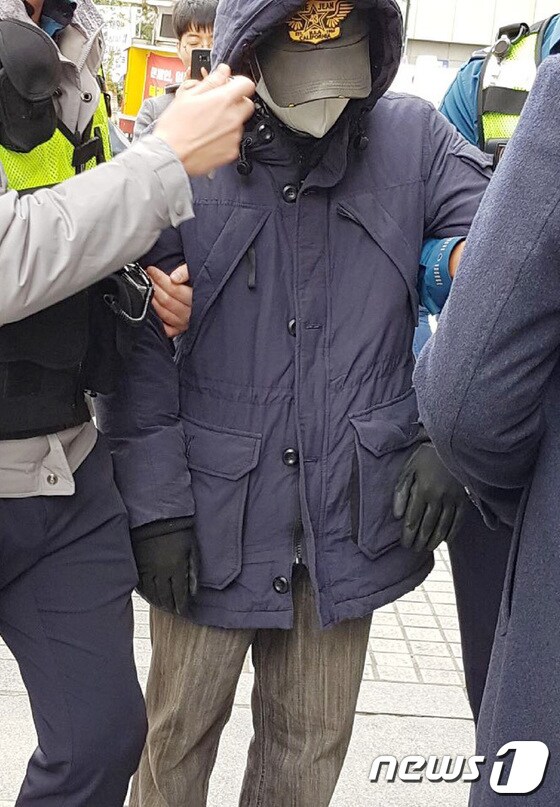 5일 오후 서울 여의도 대한애국당 당사 앞에서 폭발물 의심 물체를 갖고 있던 남성이 경찰에 체포돼 연행되고 있다.(독자 제공) 2018.3.5/뉴스1 © News1 박지수 기자