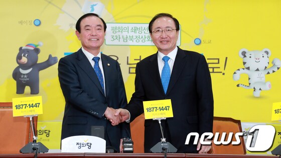 장병완 민주평화당 원내대표(왼쪽)와 노회찬 정의당 원내대표. /뉴스1 © News1 이동원 기자