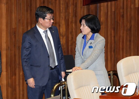 추미애 전 더불어민주당 대표(오른쪽)와 같은 당 전해철 의원. 2018.3.5/뉴스1 © News1 박세연 기자