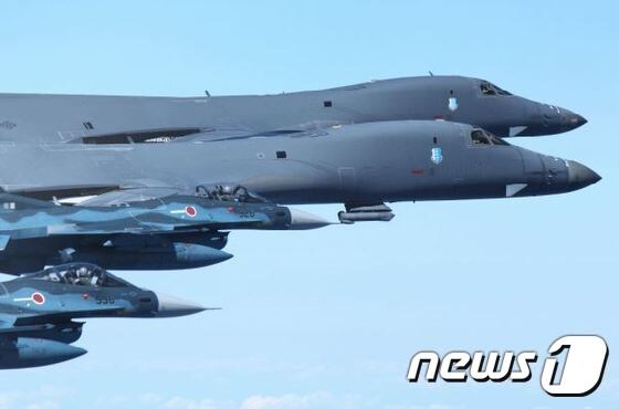 미국 공군의 전략폭격기 B-1B(위쪽)와 일본 항공자위대 전투기 F-2(아래쪽)가 공동훈련을 하고 있다. (일본 항공자위대 제공) © News1