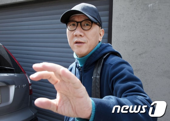 음악인 남궁연씨(51)가 6일 서울 서대문구 대신동 자택에서 성폭력 의혹에 대해 묻는 기자의 질문에 