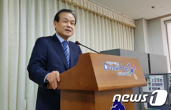 박종서 군산시장 예비후보가 평화당 입당과 함께 출마를 선언하고 있다.© News1