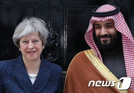 테리사 메이 영국 총리를 만난 모하메드 빈 살만 사우디아라비아 왕세자. © AFP=뉴스1