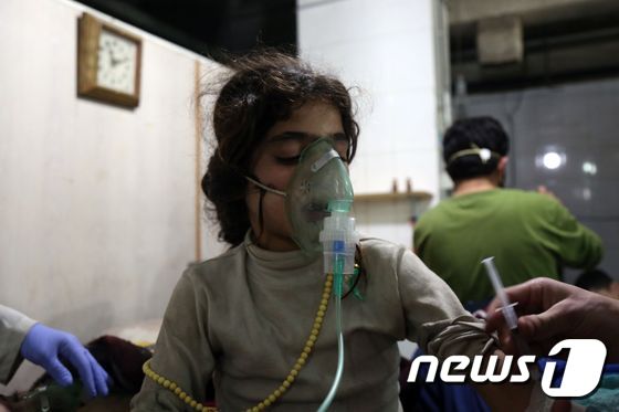 7일(현지시간) 시리아 동구타에서 호흡곤란 증세로 치료받는 소녀. © AFP=뉴스1