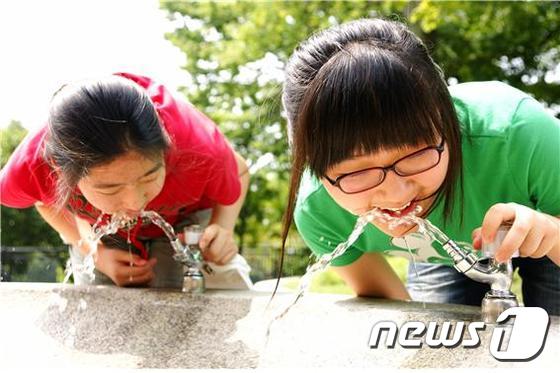 아리수를 마시는 학생들(서울시 제공)© News1