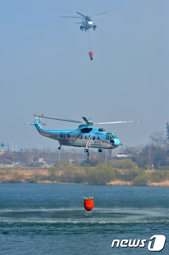 포항시와 경주시가 보유한 산불진화헬기들이 합동으로 산불진화에 나서고 있다.(뉴스1자료)© News1