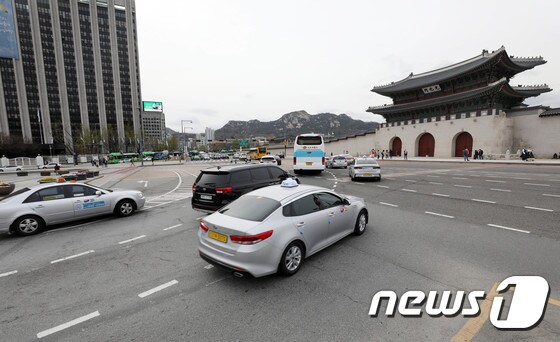 10일 오후 서울 광화문앞 사직로와 세종대로에서 차량들이 운행을 하고 있다.2018.4.10/뉴스1 © News1 박세연 기자