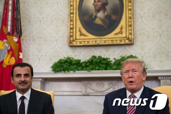 10일(현지시간) 백악관에서 정상회담을 가진 도널드 트럼프 미국 대통령(오른쪽)과 셰이크 타밈 빈 하마드 알 타니 카타르 국왕. © AFP=뉴스1
