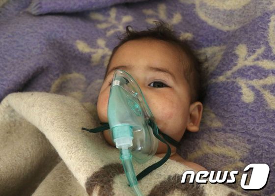 4일(현지시간) 화학무기 공격이 발생한 시리아 북서부 이들리브 지역에서 한 아이가 산소호흡기를 달고 치료를 받고 있다. © AFP=뉴스1
