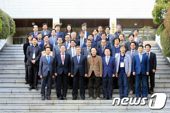 동아대학교 관계자들과 한국공학교육인증원 관계자들이 기념촬영을 하고 있다,(동아대학교 제공)© News1