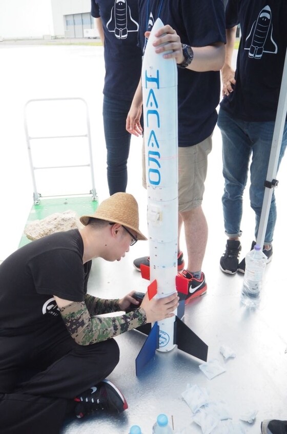 윤영빈 우주항공전공 교수와 동아리 학생들이 행사 시연용 로켓을 개발하고 있다.(서울대학교 공과대학 제공)./© News1