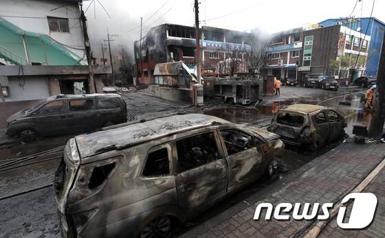 지난 13일 오전 11시 47분께 인천시 서구 가좌동 한 화학공장 화재로 현장 인근에 주차된 차량들이 전소됐다. 2018.4.13/뉴스1 © News1 구윤성 기자