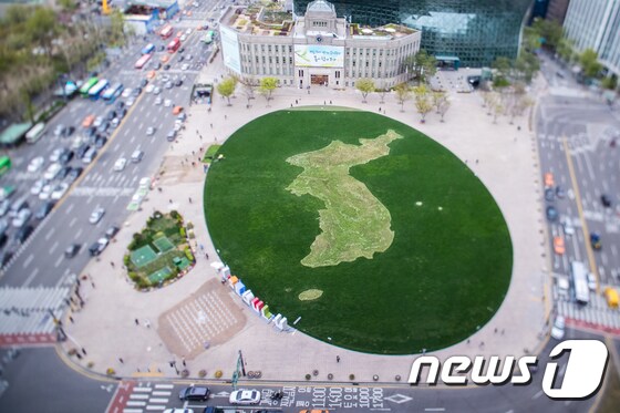 13일 오후 서울 중구 서울시청 앞 광장에 한반도 모양의 꽃밭이 조성돼 있다. 2018.4.13/뉴스1 © News1 이재명 기자