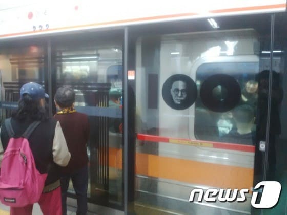 서울 지하철 안국역에서 시민들이 열차를 기다리고 있다. 옆 스크린도어에 설치된 백범 김구의 이미지와 어록이 보인다.© News1