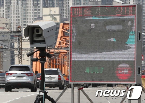 서울 동호대교 남단 배출가스 단속현장에 설치된 스크린에 실시간으로 이동차량의 배출가스 상태가 표시되고 있다. © News1 허경 기자