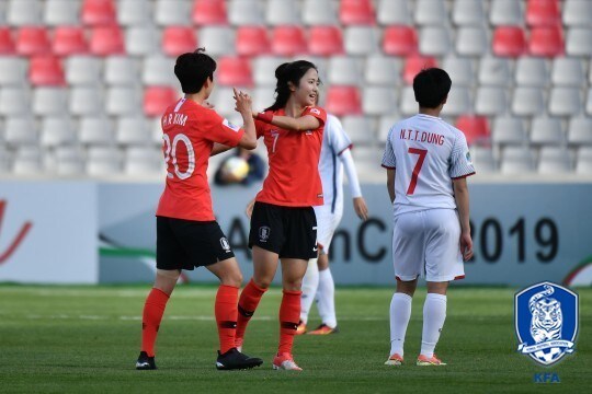 한국여자축구가 필리핀을 완파하고 내년 프랑스에서 열리는 여자월드컵 본선티켓을 거머쥐었다. (대한축구협회 제공) © News1