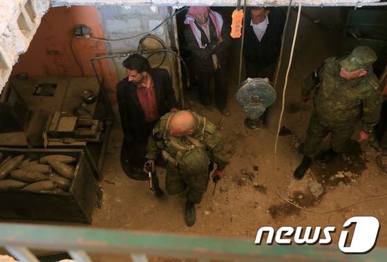 16일 다마스쿠스 외곽에 있는 두마에서 탄약을 점검하고 있는 러시아 군대. <자료사진> © AFP=뉴스1