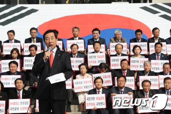목소리 높이는 김성태 원내대표 '댓글공작 규탄'