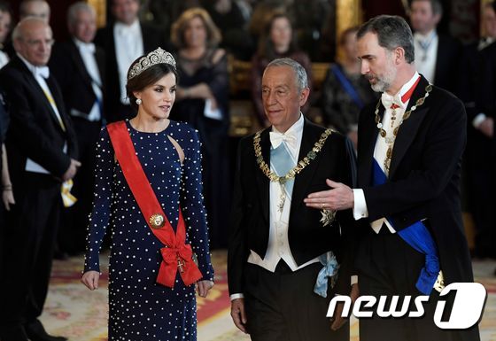 펠리페 스페인 국왕와 레티시아 왕비, 마르셀루 헤벨루 드소자 포르투갈 대통령이 (현지시간) 스페인 마드리드의 왕궁에서 국빈 만찬에 참석하고 있다. © AFP=뉴스1 © News1 우동명 기자