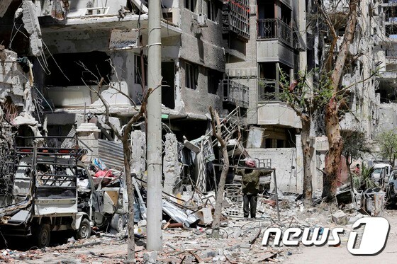 16일 (현지시간) 시라아 반군이 떠난 다마스쿠스 외곽 동구타의 페허로 변한 건물이 보인다. © AFP=뉴스1 © News1 우동명 기자