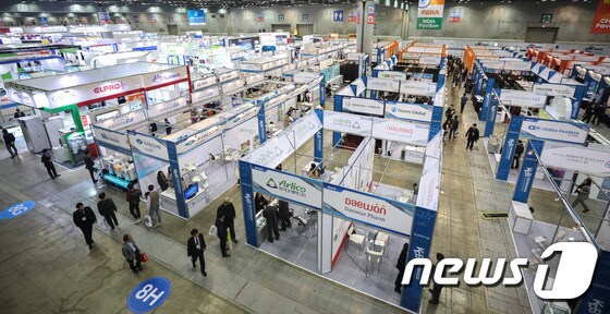 지난 4월 열린 제8회 국제의약품·바이오산업전에 참가한 제약바이오기업들. /뉴스1 © News1
