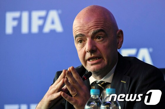 잔니 인판티노 FIFA 회장은 지난달 FIFA 이사회에서 2018 러시아월드컵에 VAR을 도입한다고 밝혔다. ⓒAFP=News1