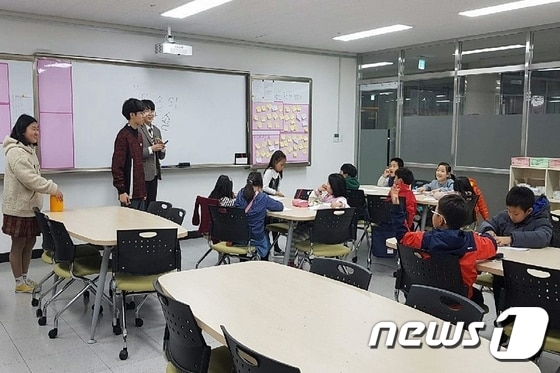 충북 청주 오송고등학교 학생들이 운영하는 공부방(충북교육청 제공)2018.4.19/뉴스1© News1