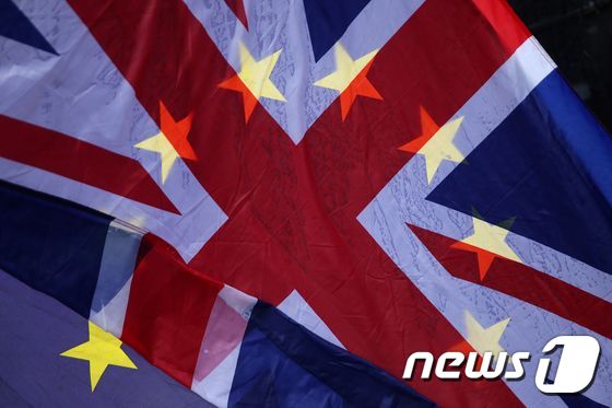 비에 젖어 겹쳐진 영국 국기와 유럽연합(EU)기. © AFP=뉴스1