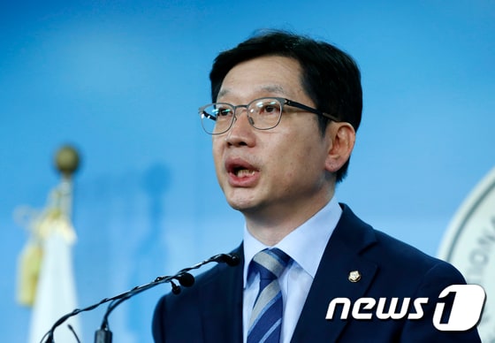 김경수 더불어민주당 의원이 19일 오후 서울 여의도 국회 정론관에서 열린 기자회견에서 
