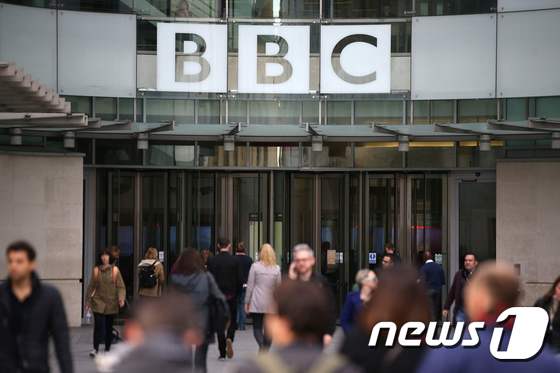 영국 런던의 BBC 사옥 입구. © AFP=뉴스1