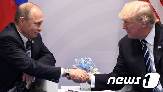 지난해 7월 주요 20개국(G20) 정상회담에서 마주 앉은 도널드 트럼프 미국 대통령(오른쪽)과 블라디미르 푸틴 러시아 대통령. © AFP=뉴스1