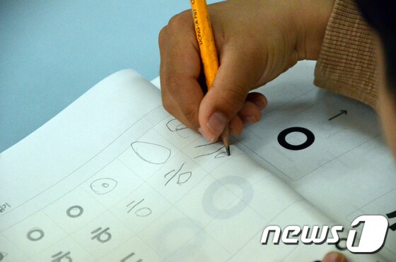 지난 19일 강원 화천군 용암초등학교 1학년 학생들이 '한글교육 책임제' 수업에서 처음 배운 한글을 쓰고 있다.2018.4.20/뉴스1 © News1 홍성우 기자