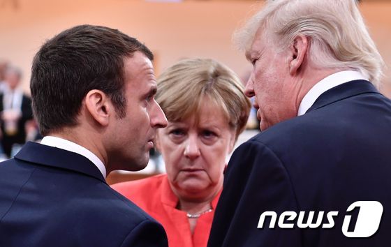 지난해 7월 독일에서 개최된 주요 20개국(G20) 정상회담에서 마주한 (왼쪽부터) 에마뉘엘 마크롱 프랑스 대통령, 앙겔라 메르켈 독일 총리, 도널드 트럼프 미국 대통령. © AFP=뉴스1