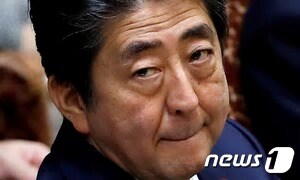 아베 신조 일본 총리(충처=가디언 갈무리) © News1