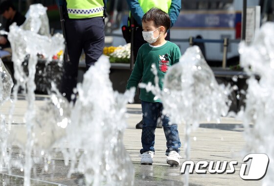 서울 광화문광장에서 한 어린이가 마스크를 낀 채 산책을 하고 있다. © News1 신웅수 기자