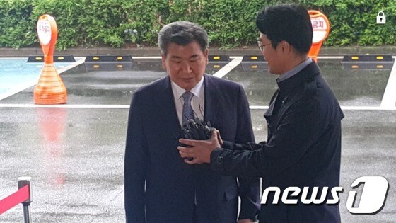박인규 전 대구은행장이 23일 오전 검찰 조사를 받기 위해 대구지검에 출석했다. 박 전 행장은 